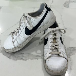 Nike White Sneakers. Size 6.5 Y‎